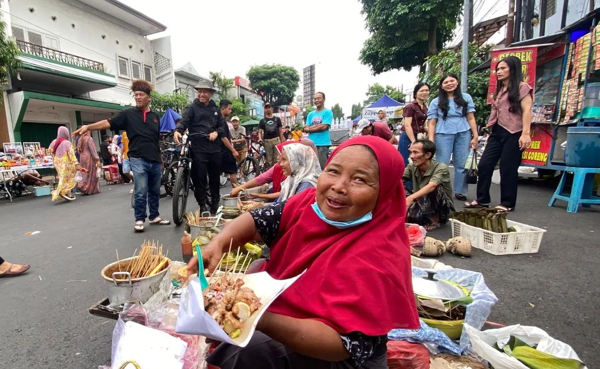 Senyum Sumringah Pedagang CFD Kudus Usai Lapaknya Disambangi Langsung Bupati Sam’ani