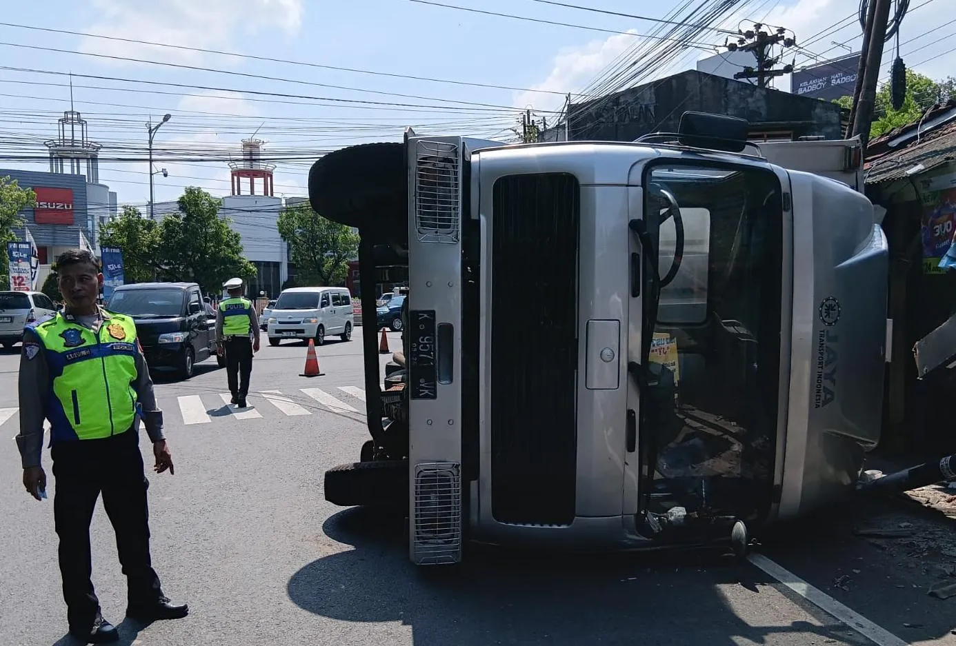 Gagal Menikung, Truk Box Terguling di Sempalan Jati