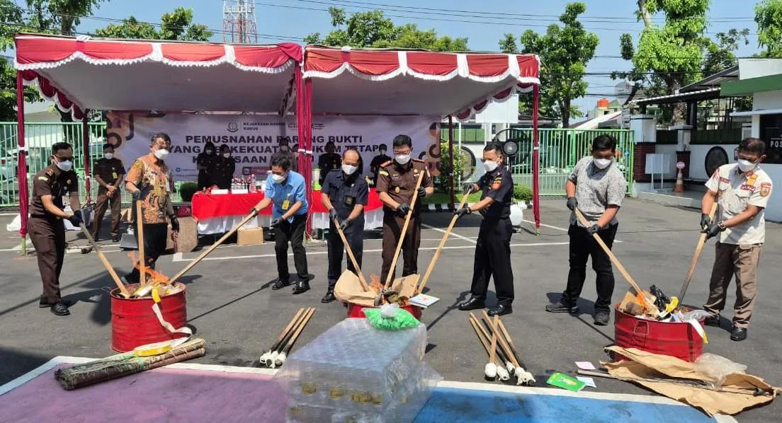 Kejari Kudus Blender Sabu hingga Bakar Ribuan Rokok Ilegal