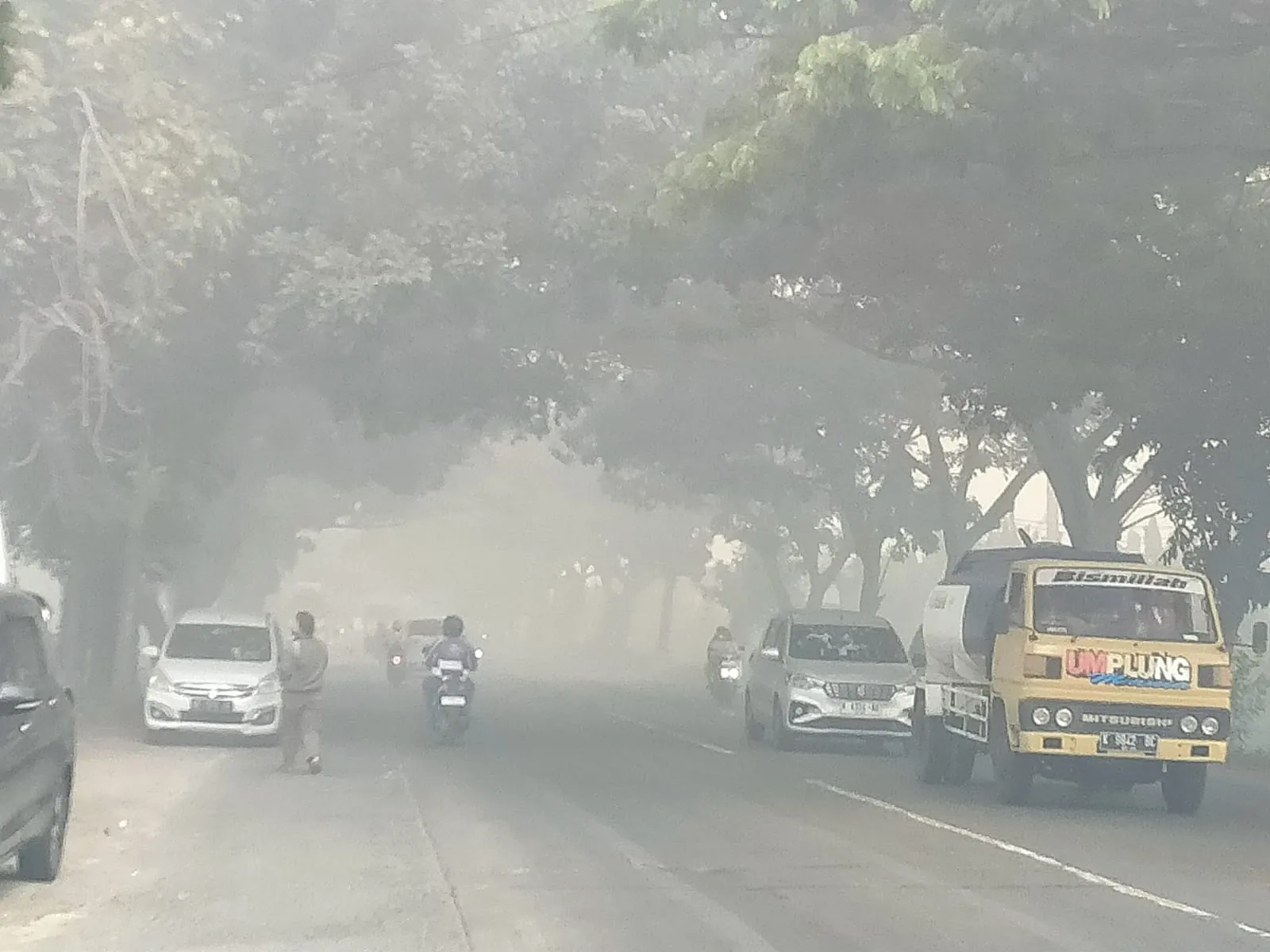 Asap Pekat Kebakaran PT Dua Putra Ganggu Pandangan Mata Pengendara di Jl Pantura Pati Juwana