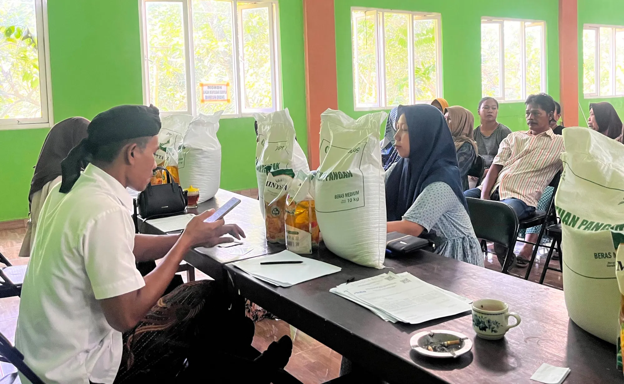 1.031 Penerima Manfaat di Desa Piji Dawe Terima Bantuan Pangan