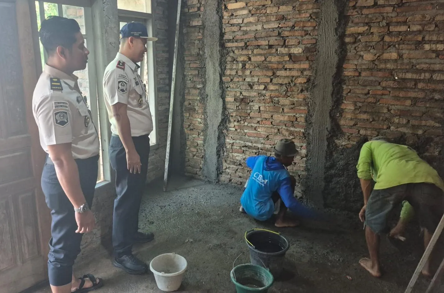 Petugas dan Warga Binaan Rutan Kudus Sulap Rumah Warga jadi Layak Huni