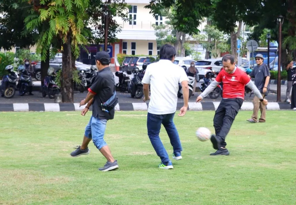 Demam Piala Dunia, Lapangan Rumput Depan Pendapa Kudus Disulap jadi Mini Soccer