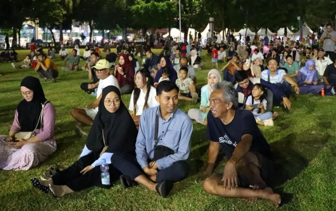 Sambil Nobar Bola Gembira, Bupati Kudus Ajak Warga Larisi Dagangan UMKM