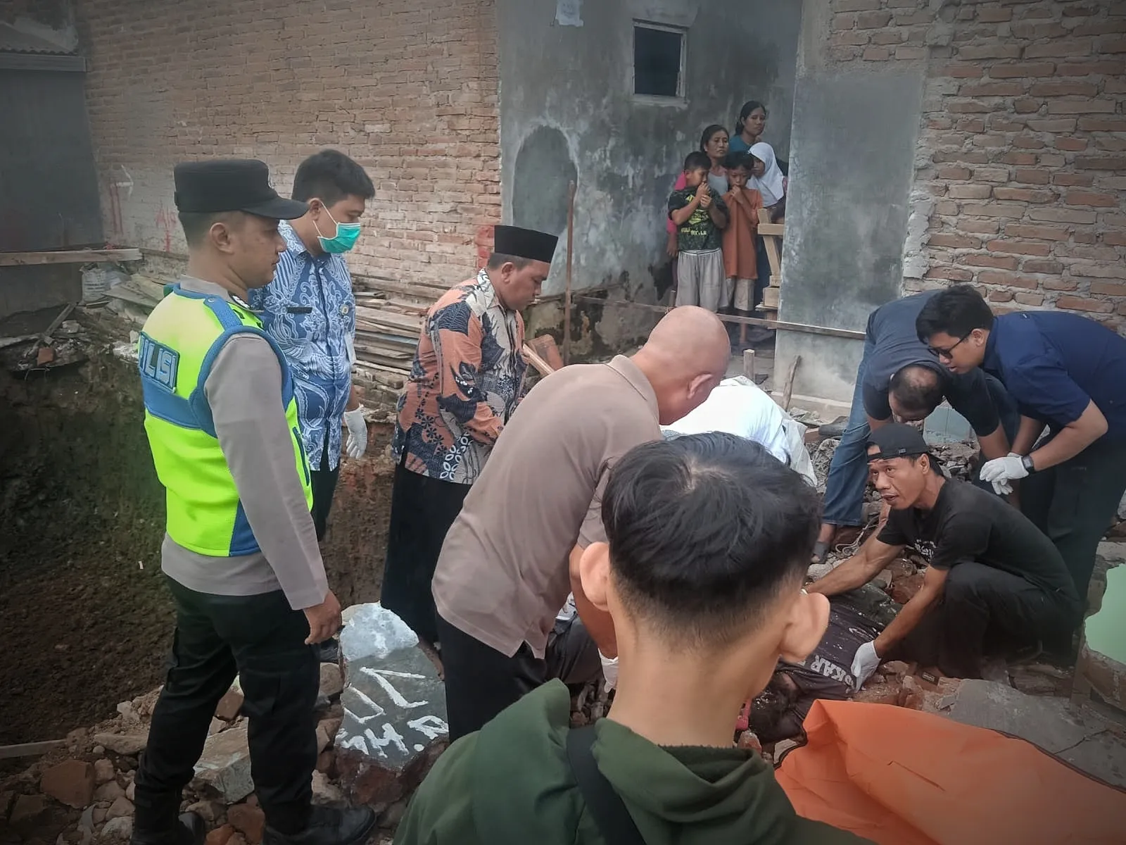 Buruh Bangunan di Kudus Tewas Tertimpa Tembok Masjid