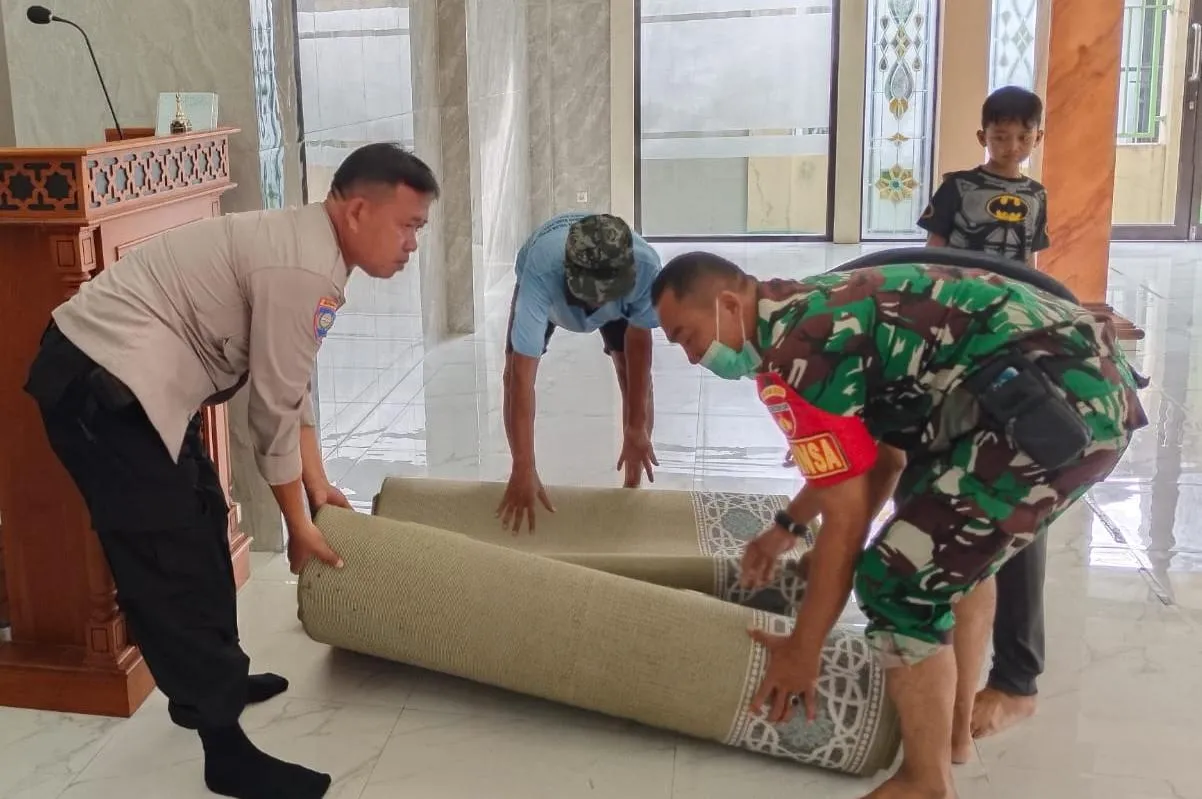 HUT Bhayangkara ke-80, Polsek Kudus Bersihkan Dua Masjid