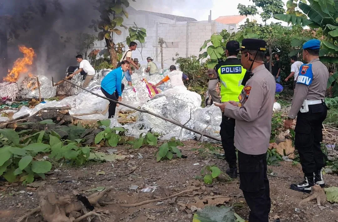 Berawal dari Suara Pletak-pletak, Ternyata Tempat Penimbunan Sampah Plastik Tebakar