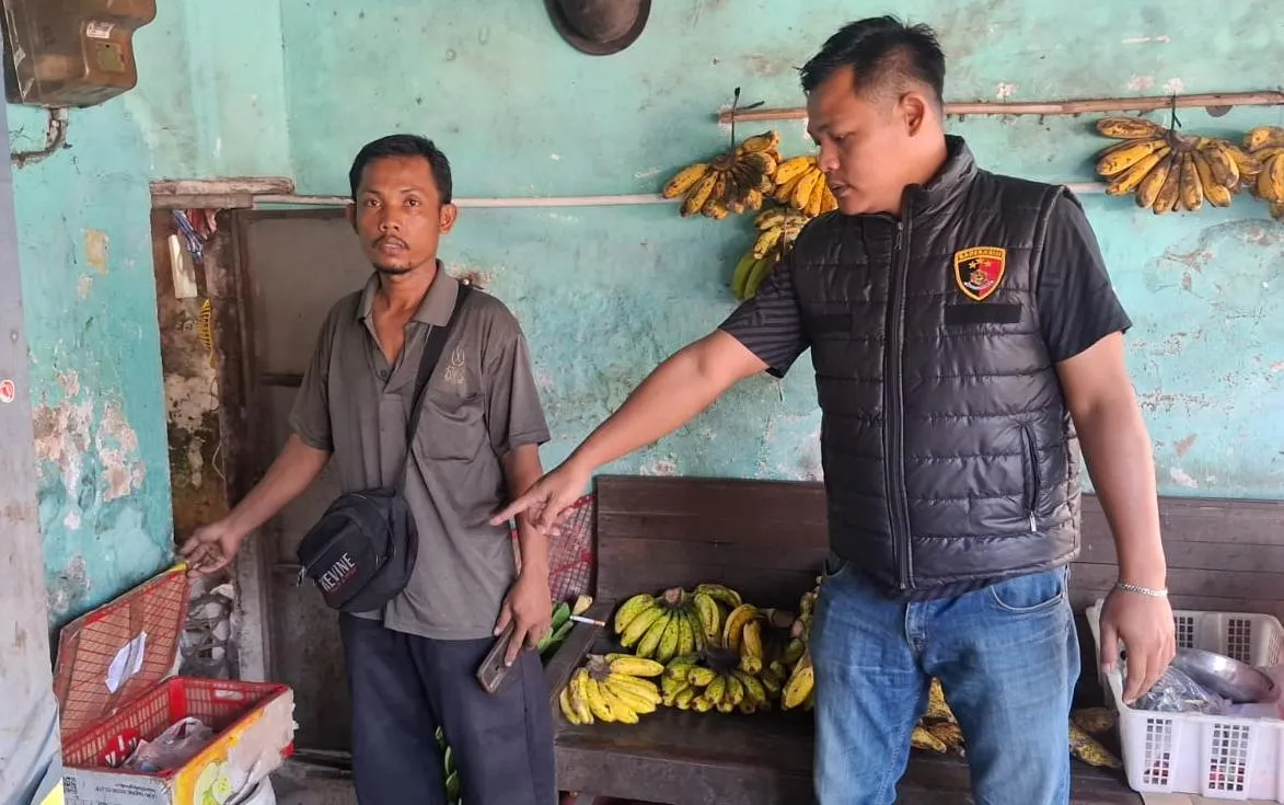 Tepergok Ambil Uang di Kios Buah, Perempuan Paruh Baya Digelandang ke Kantor Polisi