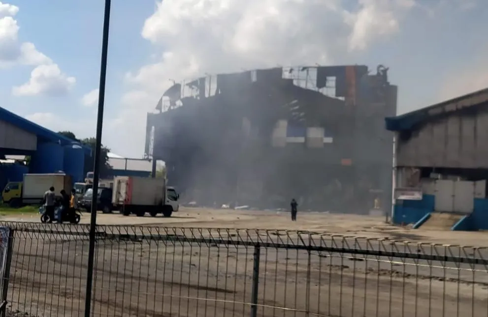 Api Masih Membakar, 70 Persen Bangunan PT Dua Putra Makmur Pati Hangus Terbakar