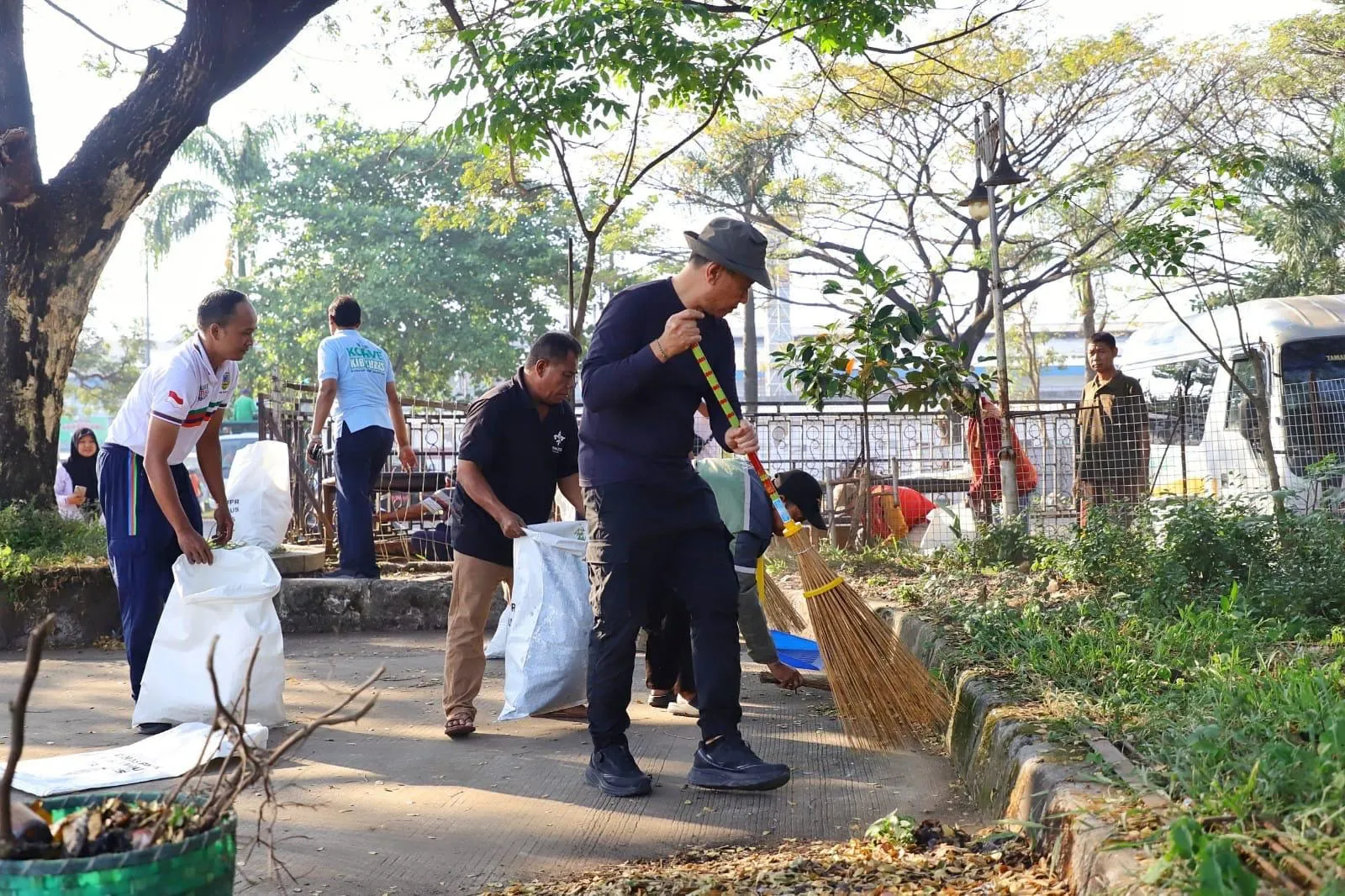 Gowes ke Terminal Bakalan Krapyak, Bupati Kudus Pimpin Ratusan Personel Bersihkan Gerbang Wisata