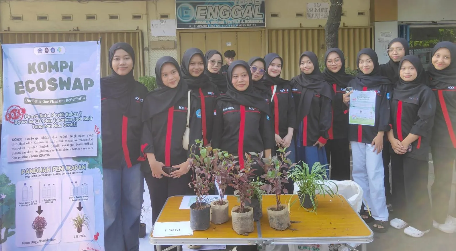 One Bottle One Plant: Cara Komunitas Mahasiswa Pati Edukasi Warga Kurangi Limbah Plastik