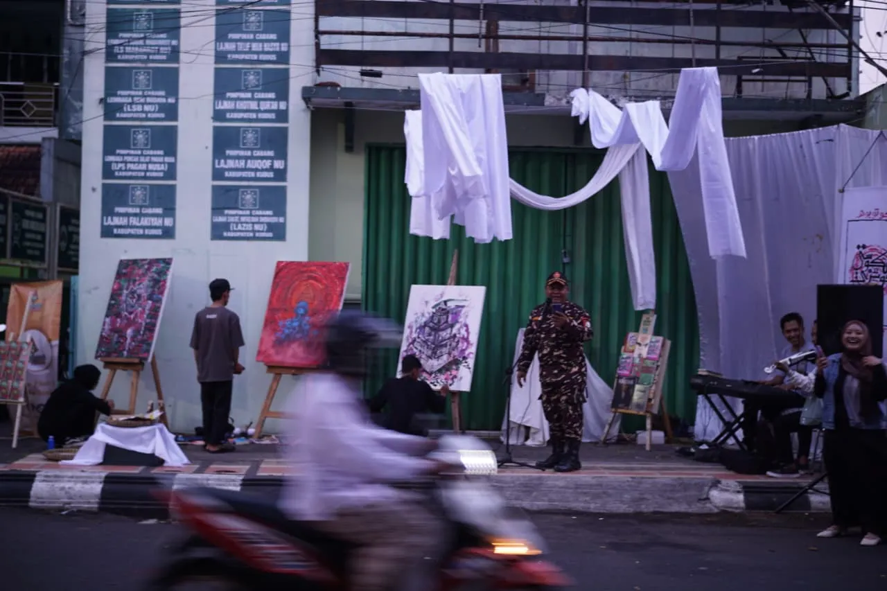 Sentil Fenomena Street Coffee, Lesbumi Kudus Gelar Aksi Melukis dan Baca Puisi di Trotoar