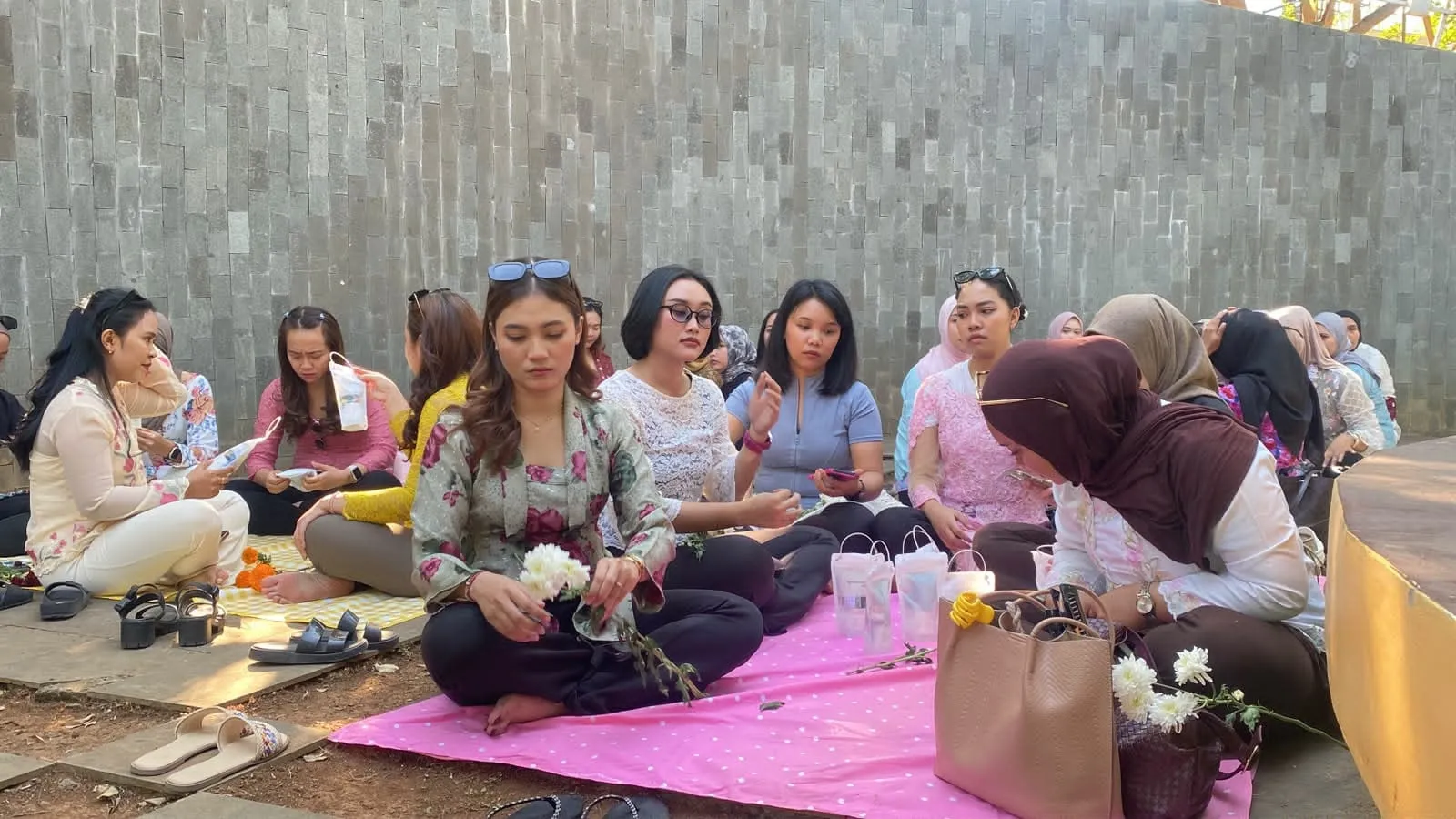 Peringati Hari Berkebaya Nasional, Puluhan Perempuan Ikuti Yoga Berkebaya di Kudus