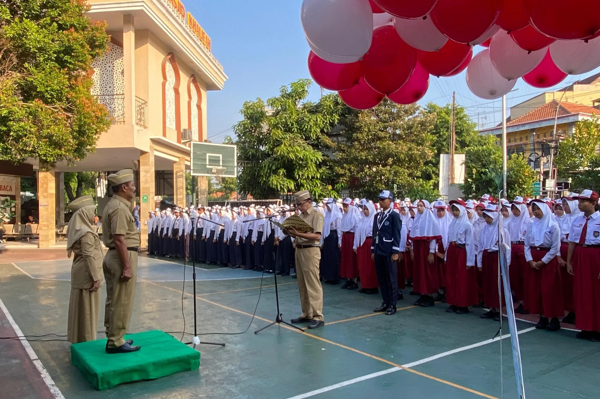Alunan Gamelan dan Pelepasan Balon Sambut Siswa Baru SMP N 2 Kudus