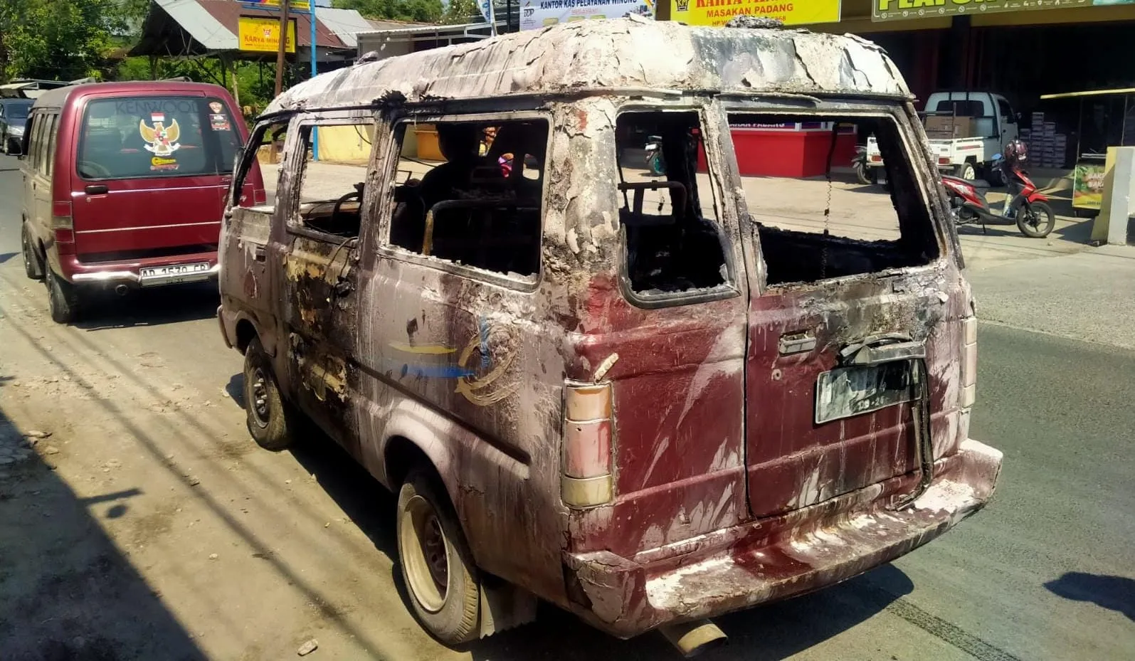 Mobil Terbakar di Dekat SPBU Winong Kidul