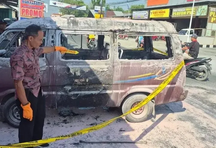 Mobil Suzuki Carry Terbakar Usai Isi BBM di SPBU Winong, Diduga Akibat Korsleting Listrik