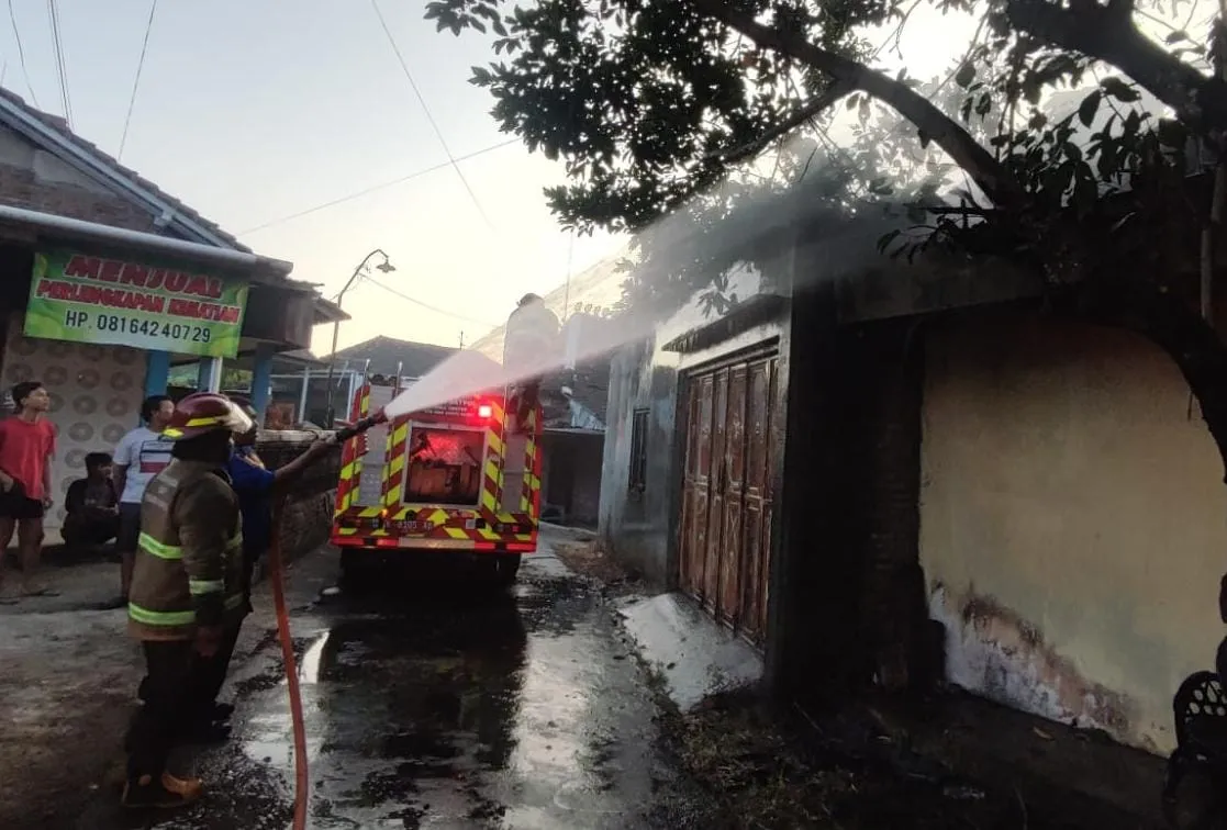 Kebakaran Landa Rumah Warga dan Dapur Cafe di Kudus Hari Ini, Kerugian Diperkirakan Rp50 Juta