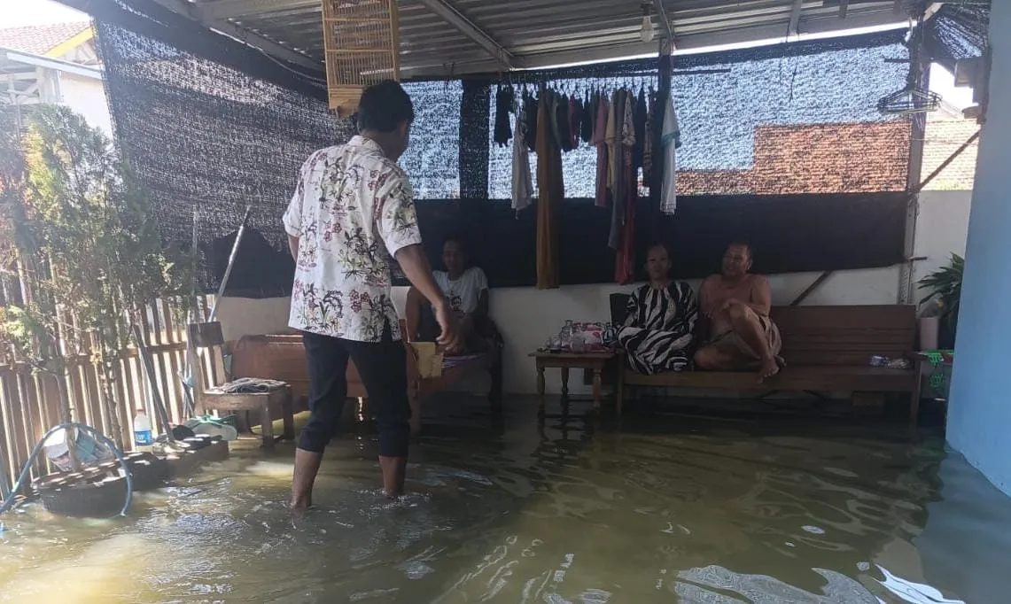 Dapur Umum Berdiri di Tengah Rob Tunggulsari, Penanganan Tanggul Masih Berproses