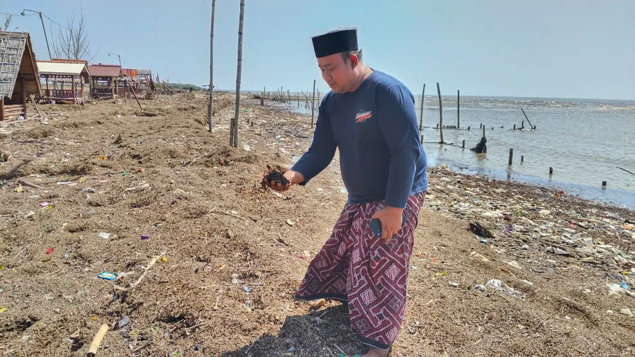Puluhan Ton Limbah Tapioka Kepung Pantai Lestari Pati, Desa Minta Industri dan Pemerintah Bertindak