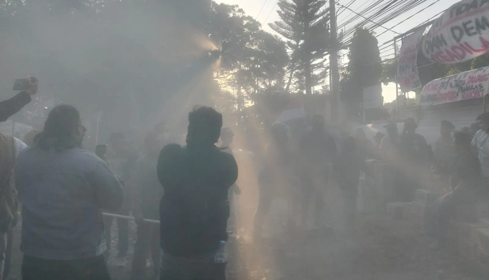 Aksi AMPB di Kejari Pati Memanas, Massa dan Polisi Saling Dorong Saat Ban Hendak Dibakar