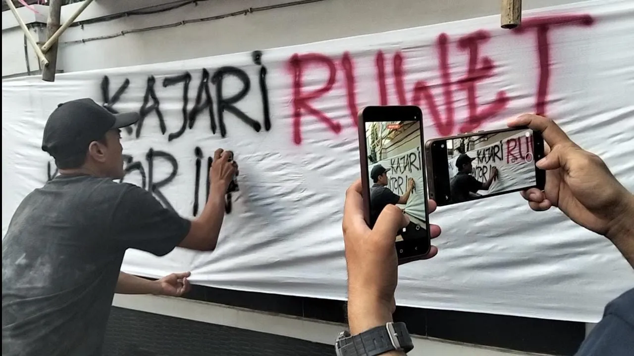 Massa AMPB Bentangkan Spanduk Kritik di Depan Kejari Pati