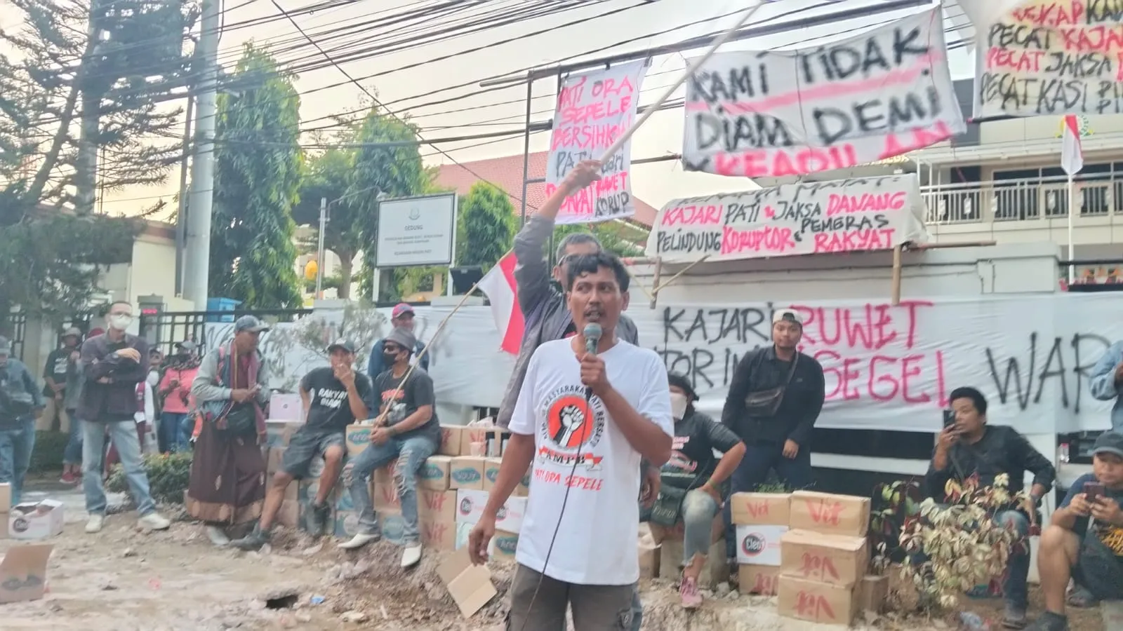 Aksi Demo di Kejari Pati Berlanjut, Massa Ancam Lempar Telur dan Tomat Busuk Jika Kajari Tak Temui Pendemo