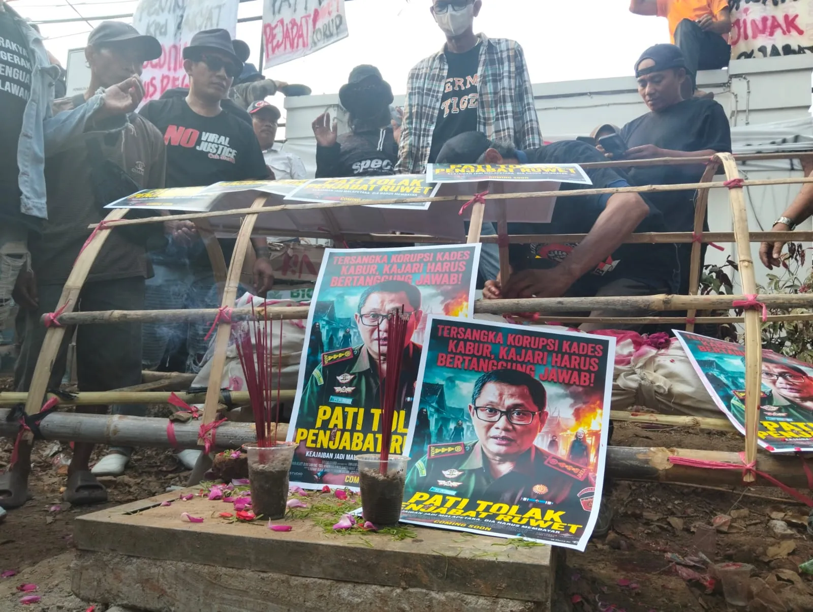 Hari Ketiga Demo di Kejari Pati, Massa Bakar Keranda Bergambar Kajari dan Lempar Bangkai Ayam
