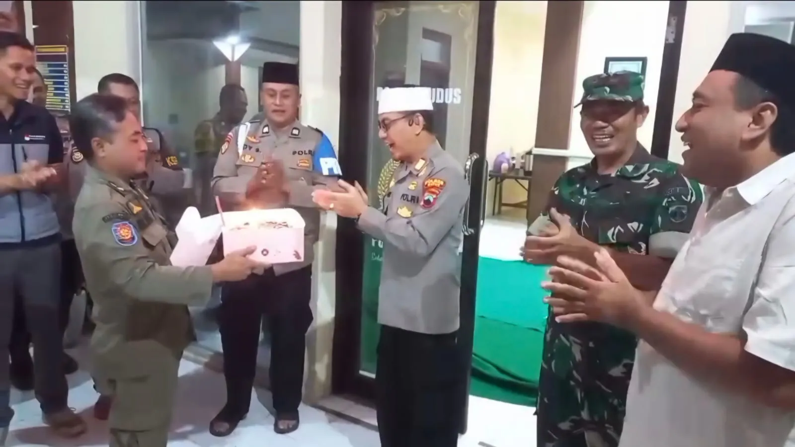 Hari Bhayangkara ke-80, Mapolsek Kudus Kota 'Digerebek' Kejutan dari TNI dan Camat
