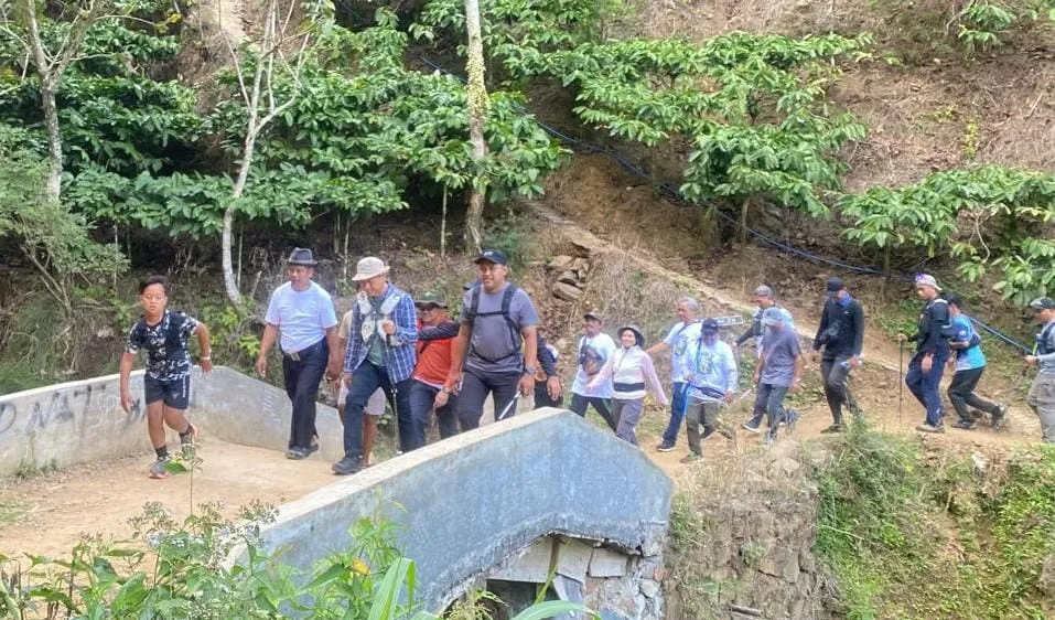 Ratusan Warga Melebur Bersama Bupati Kudus dalam Pendakian Massal Puncak 29 Muria