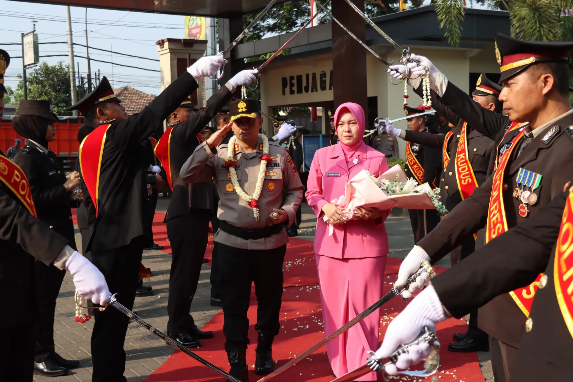 Disambut Pedang Pora, AKBP Wahyu Sulistyo Resmi Pimpin Polres Kudus