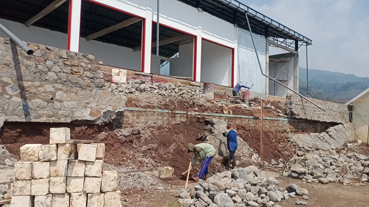 Ambrol Diguyur Hujan, Talud di Area Kopdes Desa Jrahi Mulai Diperbaiki