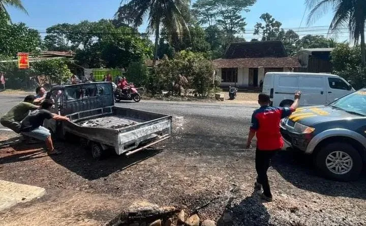 Pikap Terbakar Usai Tabrak Truk di Cluwak Pati, Kerugian Capai Rp110 Juta