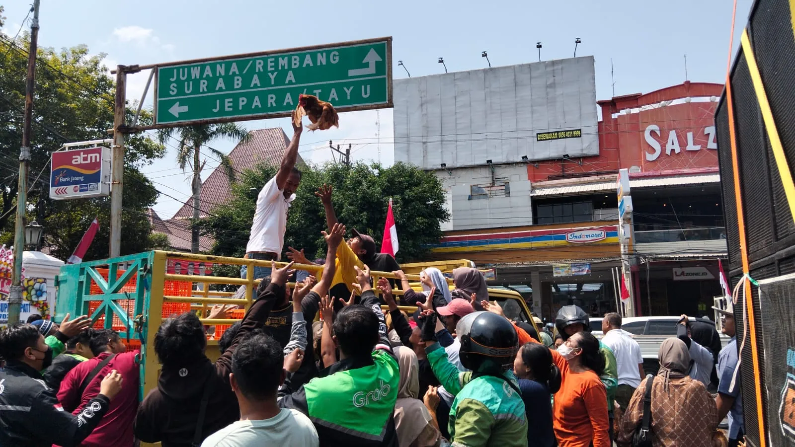 Peternak Ayam Pati Bagi-bagi 1 Ton Telur dan Ayam, Luapkan Kekecewaan di Depan Kantor Bupati