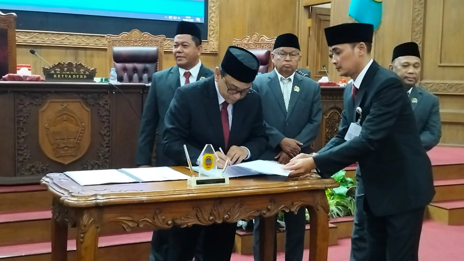 Plt Bupati Pati Tandatangani Kesepakatan KUA-PPAS APBD 2027 dalam Sidang Paripurna DPRD