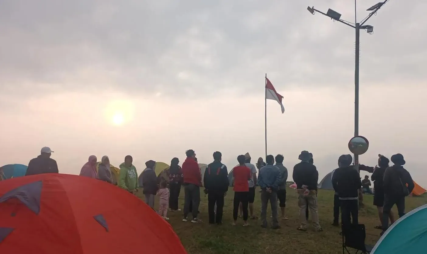 Rayakan HUT ke-81 RI, Jurnalis dan Petani Kopi di Pati Gelar Upacara di Atas Bukit Buba'an Hills