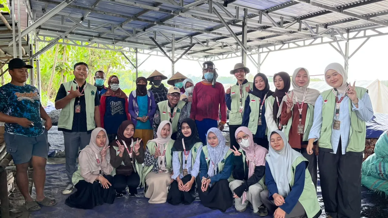 Dari Batok hingga Kopra, KKN 155 Ungkap Potensi Besar Usaha Kelapa di Desa Sumbermulyo, Kec. Tlogowungu Pati