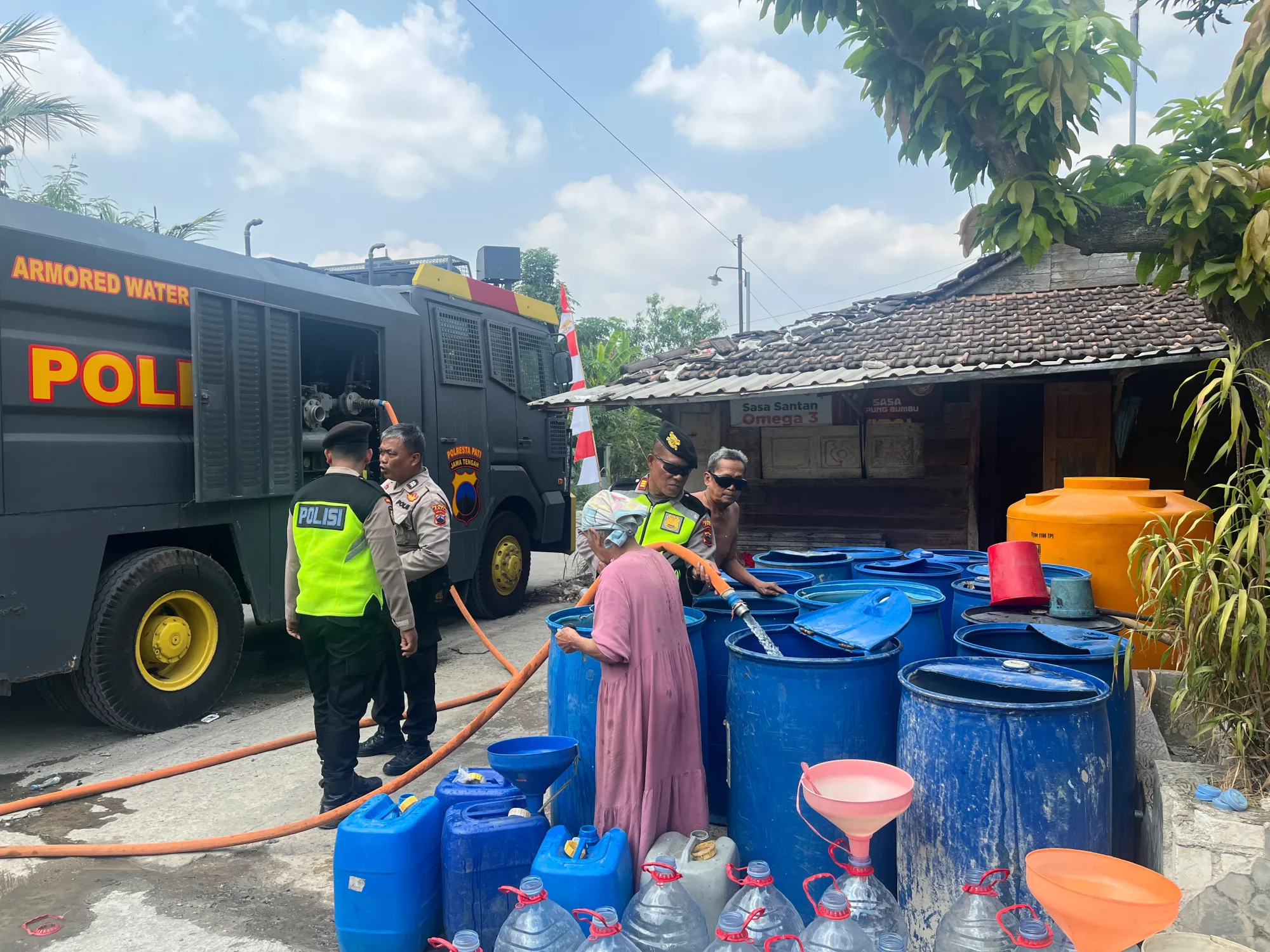 Kekeringan Melanda Pati, TNI-Polri Salurkan 28 Ribu Liter Air Bersih ke Warga