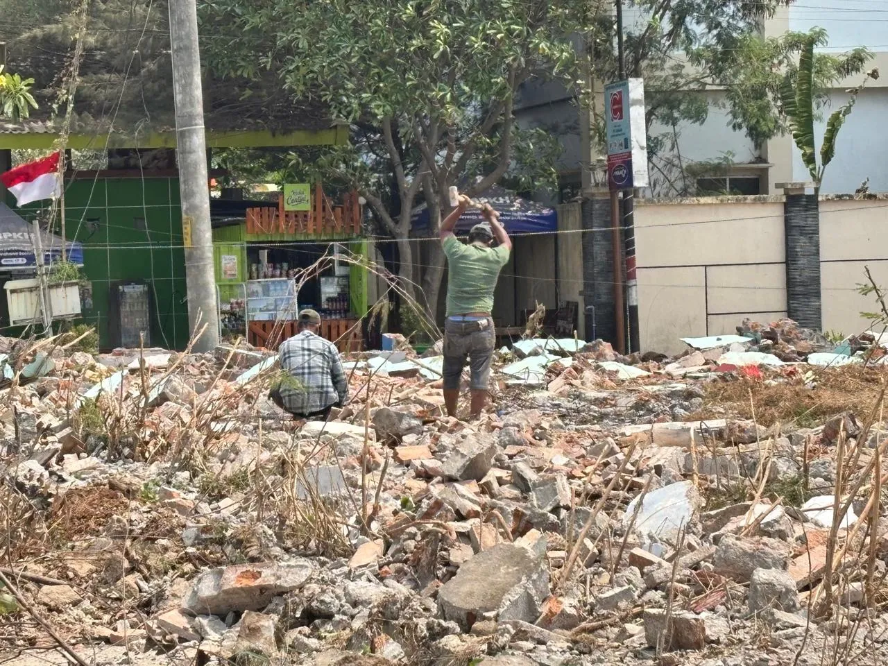 Harta Karun di Balik Reruntuhan Stadion Wergu Wetan, Ada Rezeki bagi Warga