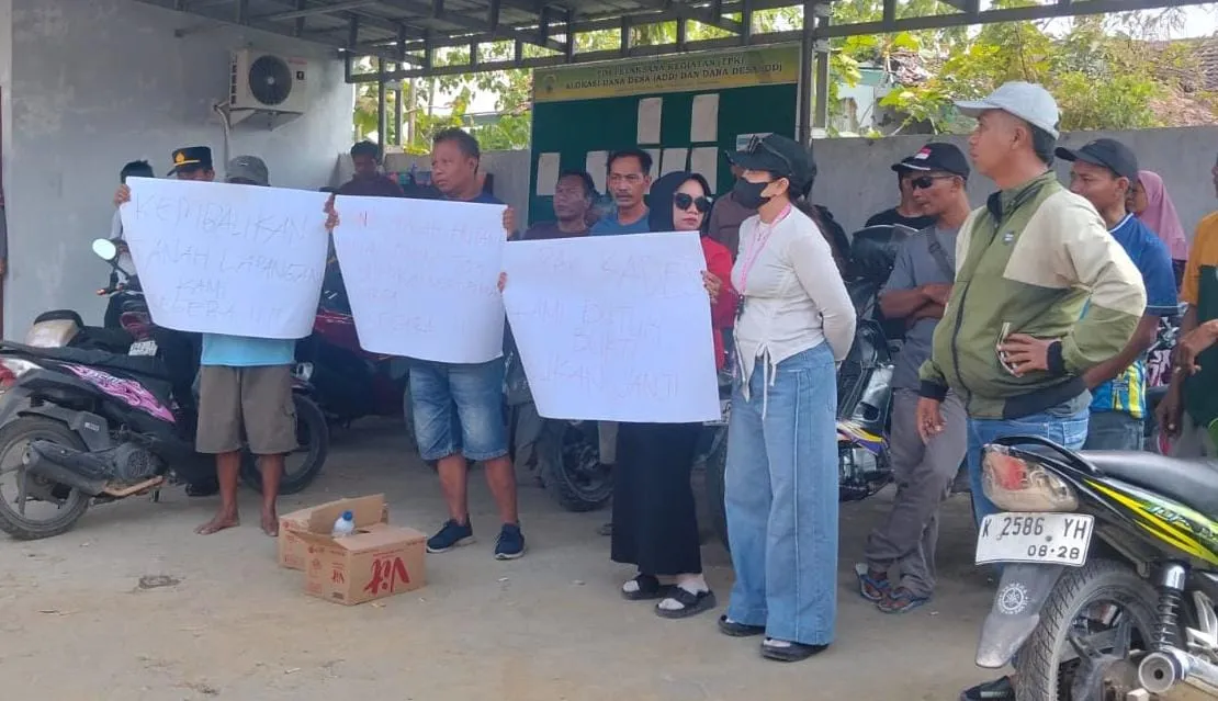 Warga Demo Kades Tambahmulyo, Tuntut Lapangan Desa yang Jadi Aset Polri Dikembalikan