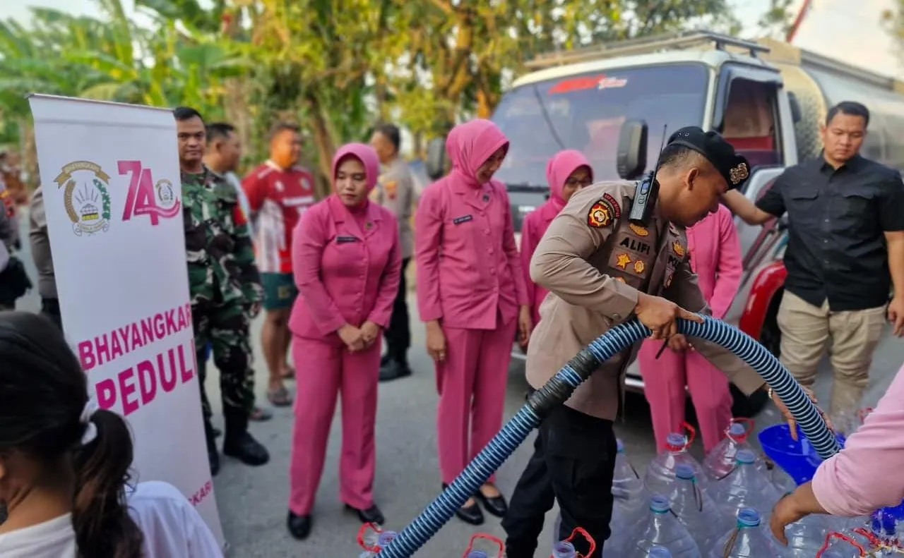 Bhayangkari Peduli, 21 Ribu Air Bersih Disalurkan Polres Kudus ke Glagahwaru Undaan