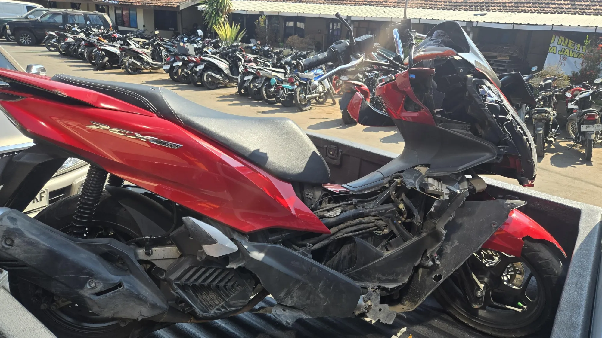 Motor PCX Terlalu ke Kanan, Tabrak Truk di Wedarijaksa Pati, Pengendara Dilarikan ke RSUD Soewondo