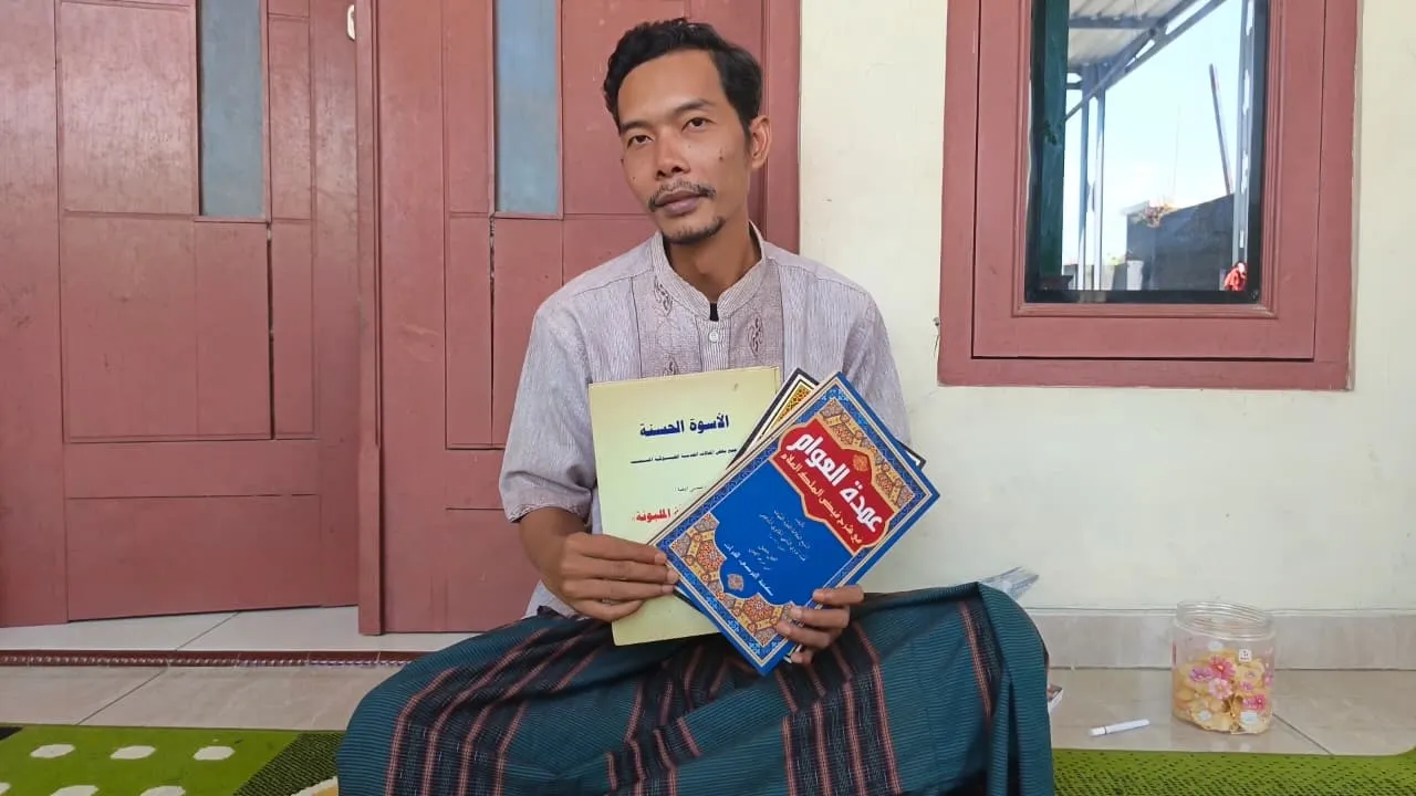 Mengenal Mbah Riyan: Kuli Bangunan asal Kudus Pentahqiq Ratusan Kitab Klasik Peraih MUI Award 2026