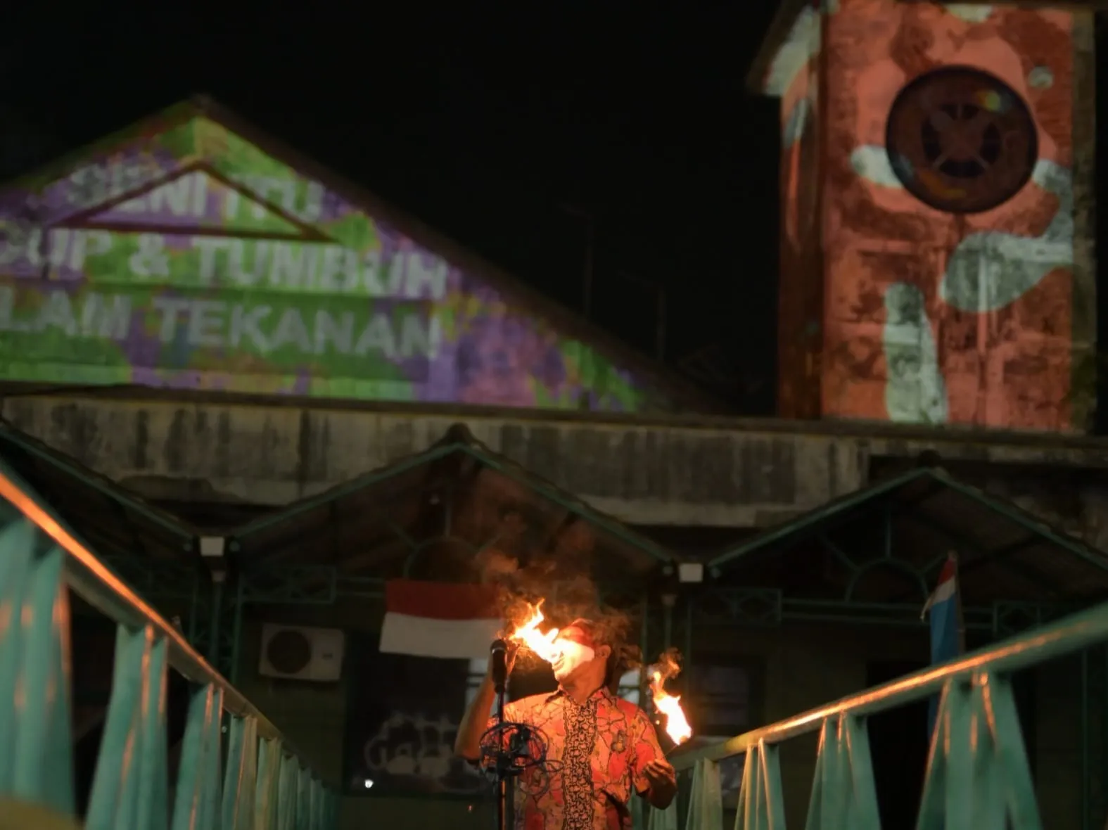 "Tumbuh, Riuh, Rapuh": Refleksi Kemanusiaan Lewat Sorotan Cahaya