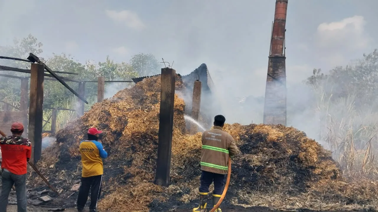 Gudang Gula Tumbu di Kandangmas Kudus Terbakar, Api Diduga dari Sisa Bara Tungku