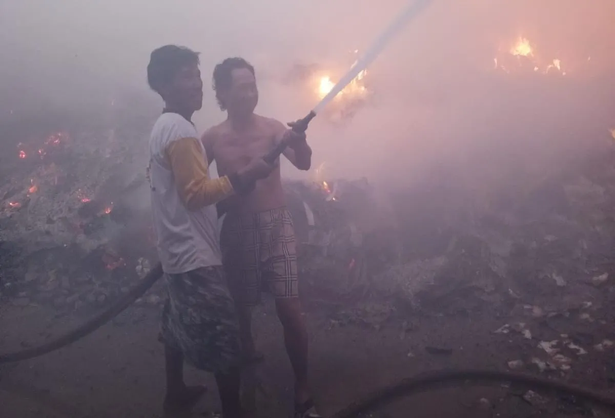 Gudang Kertas di Loram Wetan Terbakar, Belasan Armada Pemadam Dikerahkan