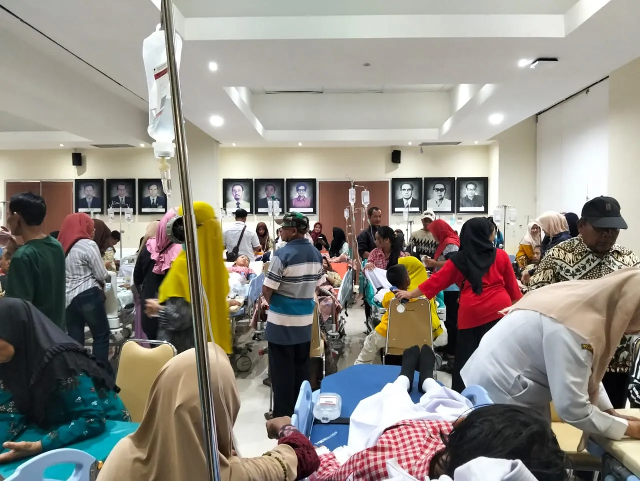 Ruang Rawat Penuh, 138 Siswa yang Alami Gejala Usai Santap MBG Ditangani di Aula RSUD Soewondo