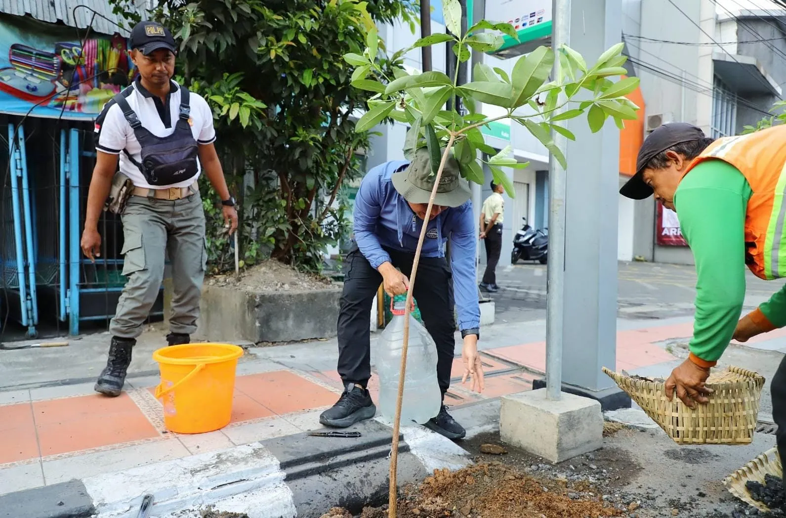 Tak Hanya Instruksi, Bupati Kudus Turun Tangan Bersihkan Sampah, Lanjut Tanam 10 Pohon Pule