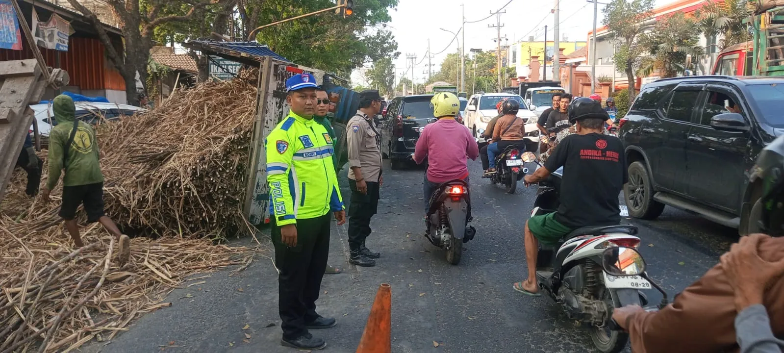 Pecah Ban, Truk Muatan Tebu Oleng hingga Timpa Honda HR-V di Wedarijaksa