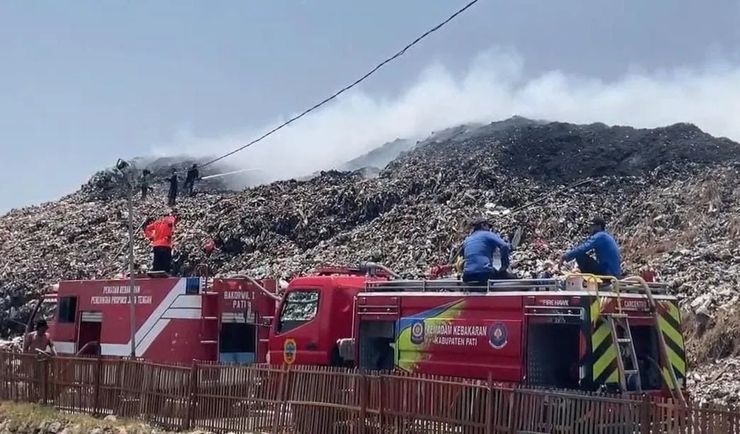 TPS Plosojenar Pati Terbakar Hebat, Api Diduga Merambat dari Lahan Tebu