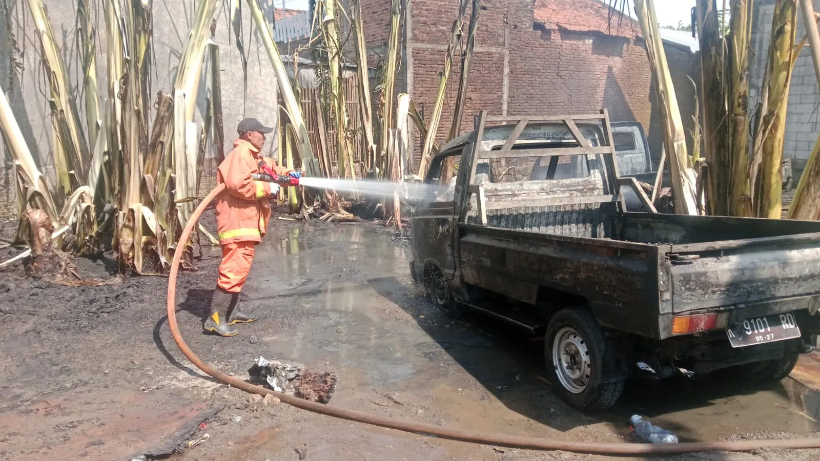 2 KBM dan 1 SPM Hangus Terbakar di Megawon, Warga Singgung Mobil Ngangsu Solar